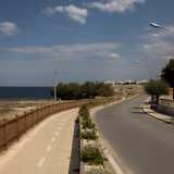 Da questo punto parte via San Vito, lunga strada delimitata da una pista ciclabile che fiancheggiando il mare porta direttamente alla citt� vecchia (foto di Antonio Caradonna)